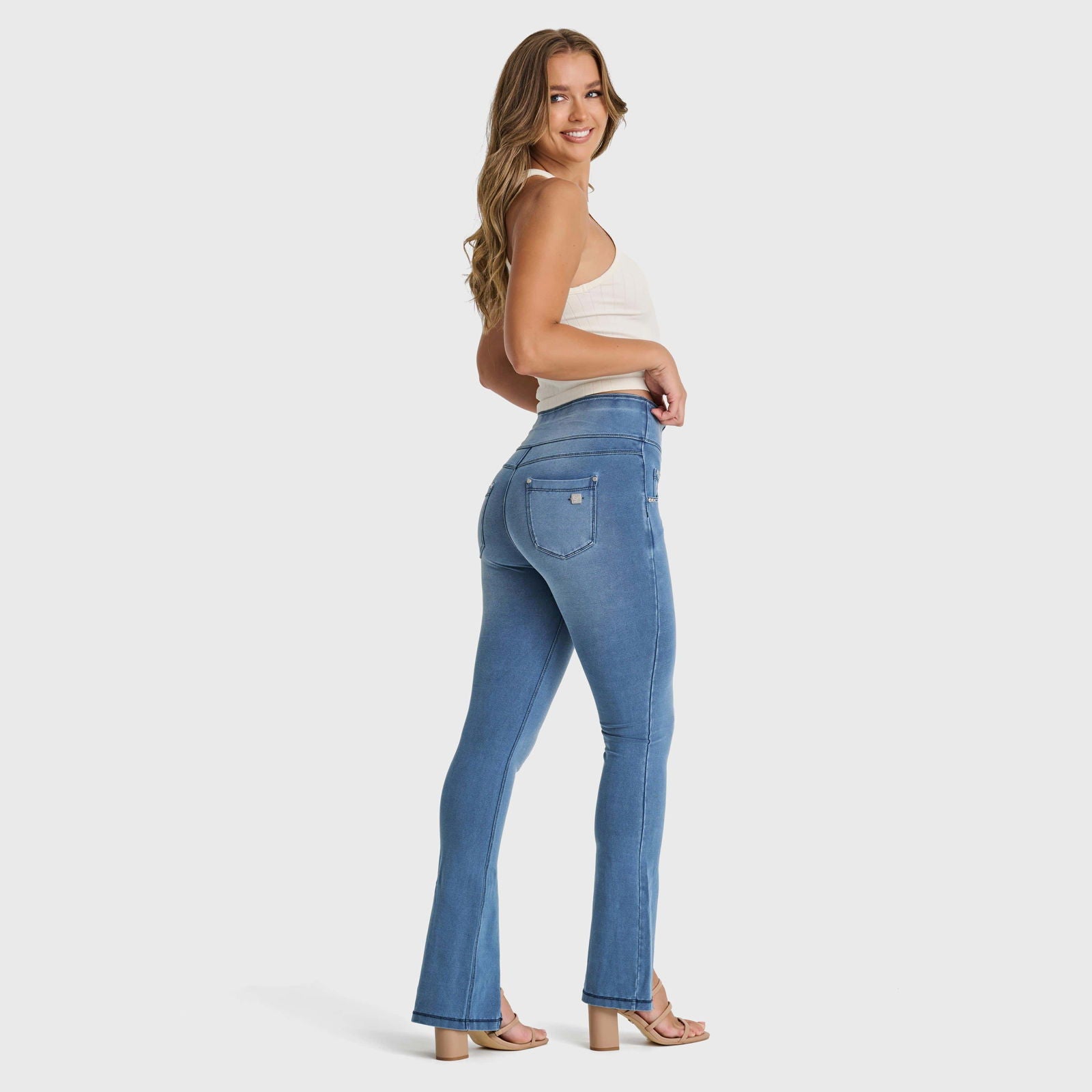 Denim NOW® - Talle alto - Petite Flare - Azul claro + costuras azules  2