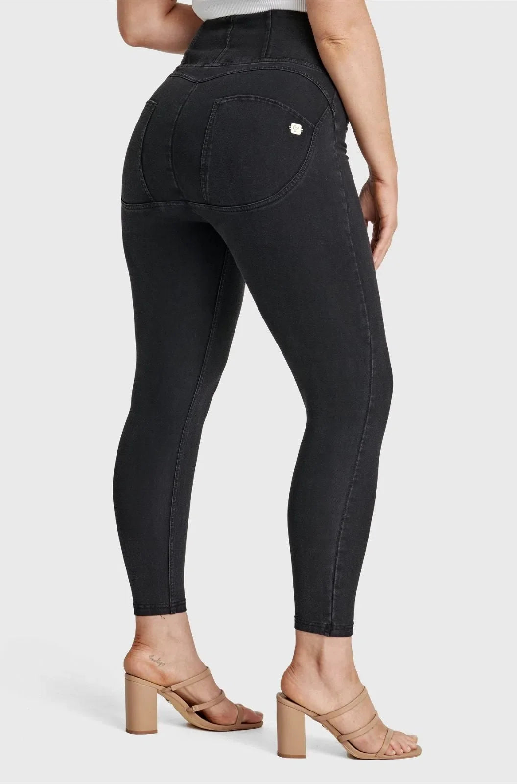 WR.UP® Curvy Denim - Zip High Waisted - Petite Length - Black + Black Stitching