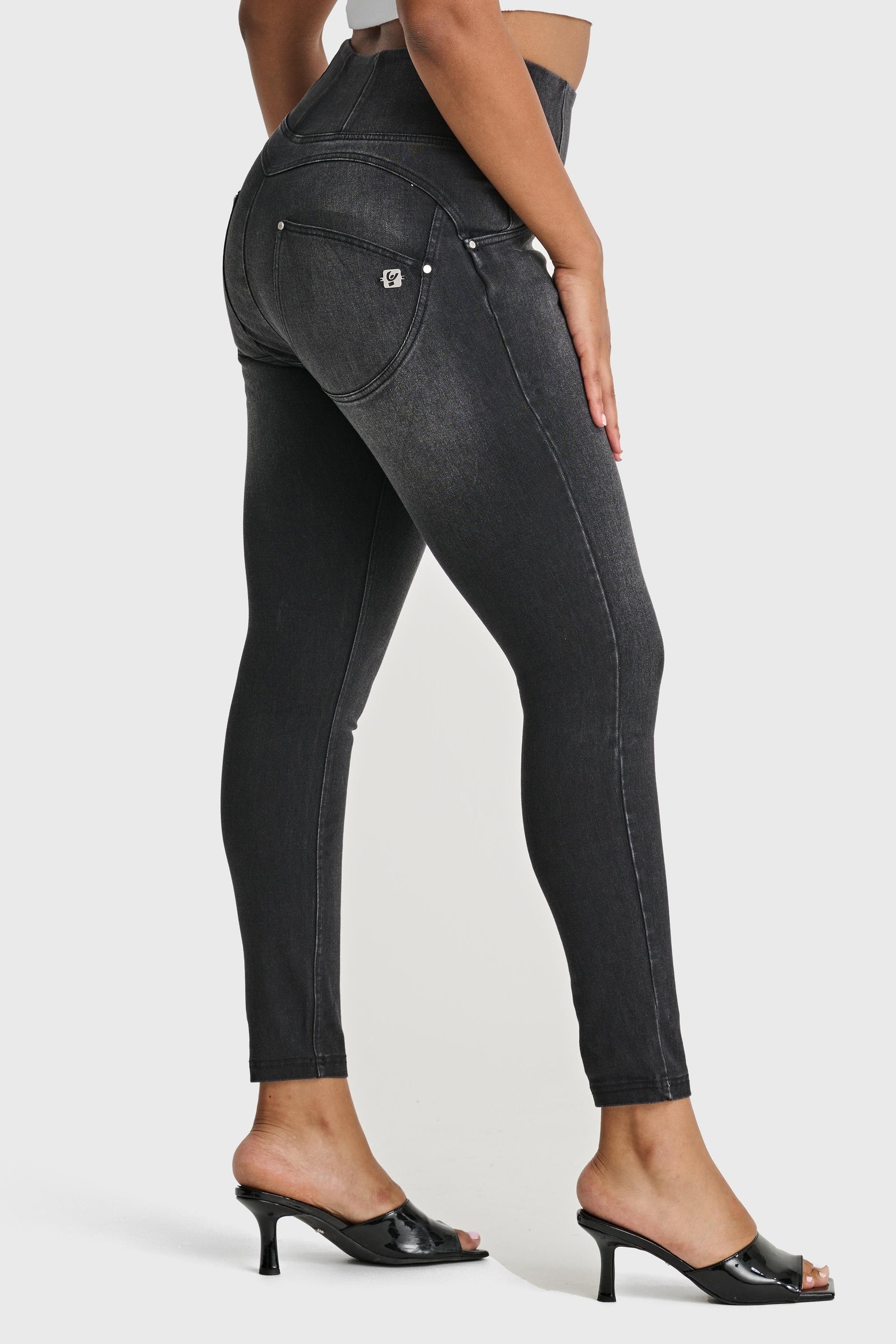 WR.UP® Snug Curvy Jeans - High Waisted - Full Length - Black + Black Stitching 4